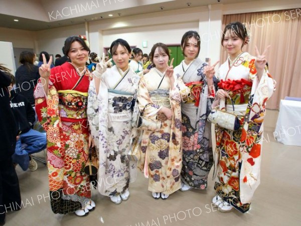 振袖姿でポーズを取る参加者ら（広尾町、石原秀樹通信員）