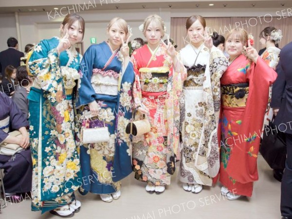振袖姿でポーズを取る参加者ら（広尾町、石原秀樹通信員）