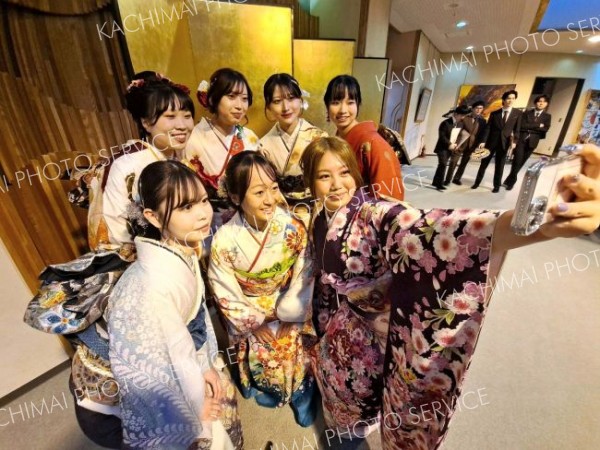 久しぶりの再会でスマホで自撮りを楽しむ２０歳の参加者（新得）