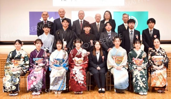 スーツや振袖など晴れ姿の１４人が出席した（町提供）