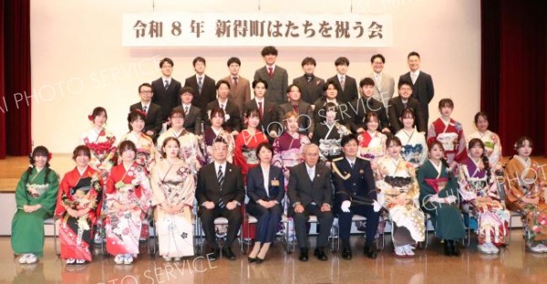 記念写真に収まる二十歳の参加者