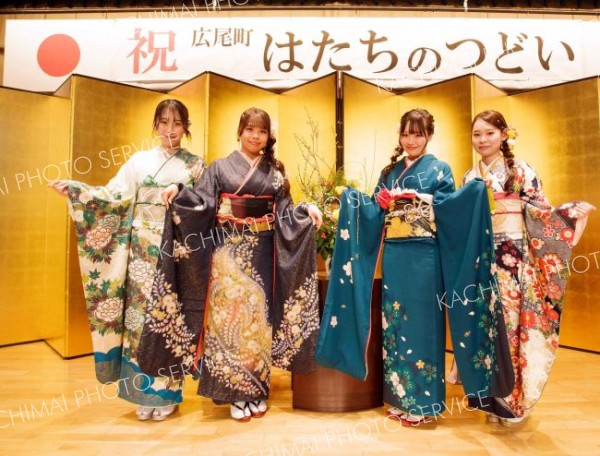 振袖姿でポーズを取る参加者ら（広尾町、石原秀樹通信員）