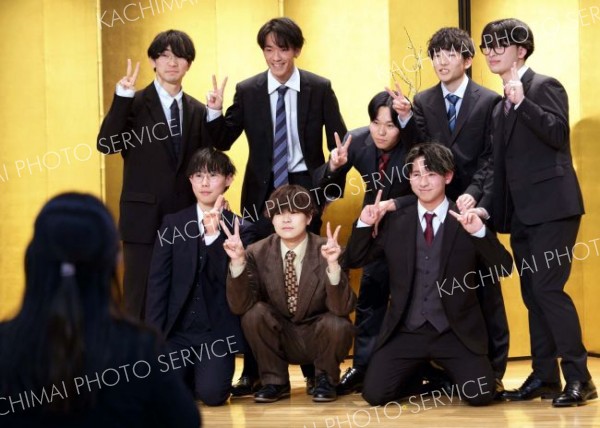 スーツ姿でポーズを取る参加者ら（広尾町、石原秀樹通信員）