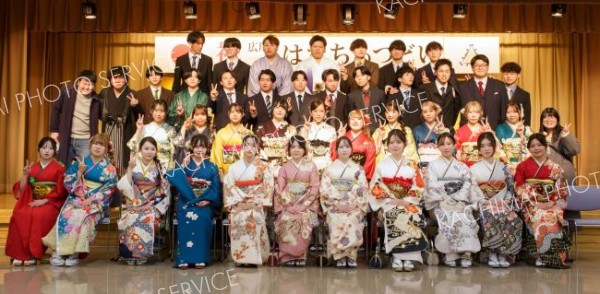 広尾町の「はたちのつどい」参加者ら（石原秀樹通信員）