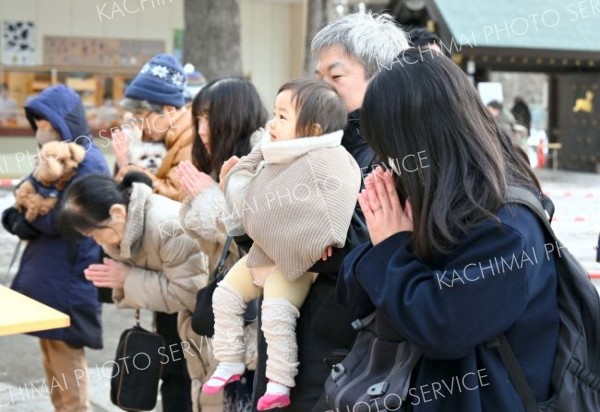 新年、晴れ晴れと幕開け　初詣や催し笑顔いっぱい