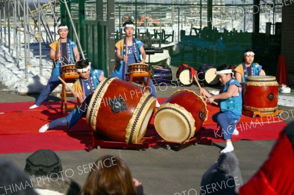 正月開催の開幕を勇壮な演奏で飾った平原太鼓。開門と共に足を運んだ来場者を出迎えた（２日、帯広競馬場）