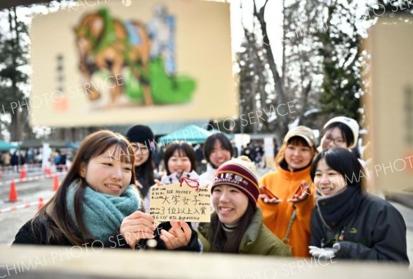 「大学女子３位以上入賞」。１年の目標を絵馬に書く帯広畜産大学のアイスホッケー部員（１日、帯廣神社）