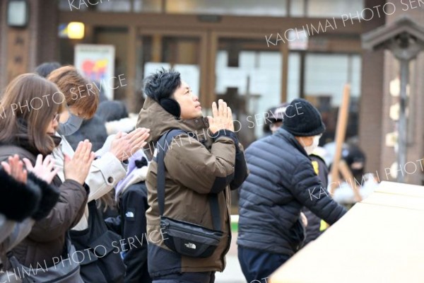 「平穏な一年に」―。年頭に願いを込め、本殿に向かい手を合わせる参拝者（１日、帯廣神社）