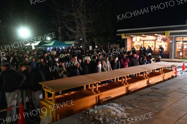 新年を迎えた１日午前０時ごろ、帯広は氷点下１０度に迫る寒さ。それでも帯廣神社には大勢の参拝客が境内を埋めた（１日、帯廣神社）