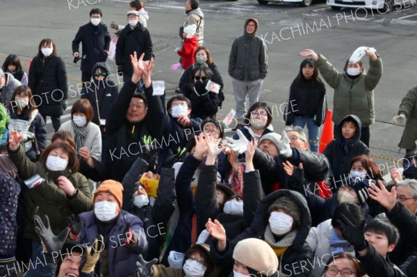 「こっち！」―。柳月スイートピア・ガーデンで行われた「新春もちまき」でとアピールする人たち。音更神社で祈祷を受けた紅白餅を求めて手を伸ばす（１日、音更町の柳月スイートピア・ガーデン）