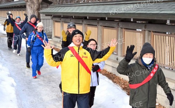 元旦の朝からランニングにいそしむ帯広楽走会のメンバー（１日）