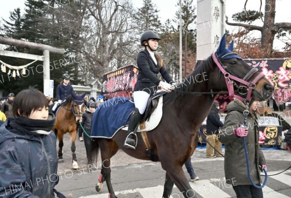 片道３時間掛け参拝に訪れた帯広畜産大学の馬術部（１日、帯廣神社）