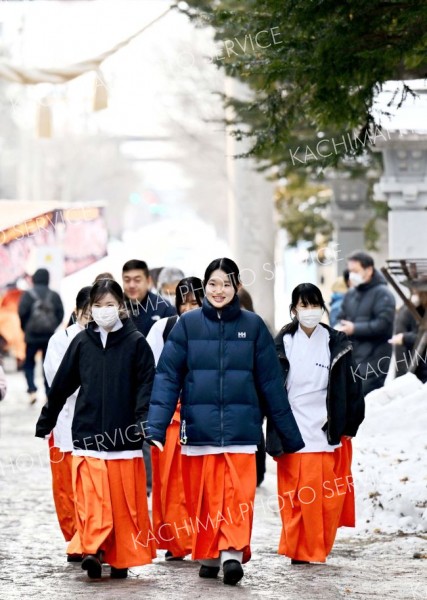 巫女（みこ）姿で社務所でのお勤めに向かう神社関係者（１日、帯廣神社）