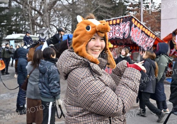 これが本当の「ウマ娘」。馬の帽子を被り初詣（１日、帯廣神社）