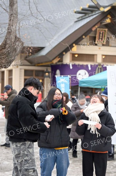 「末吉だっー」。１年を占うおみくじを開き絶叫する参拝客（１日、帯廣神社）