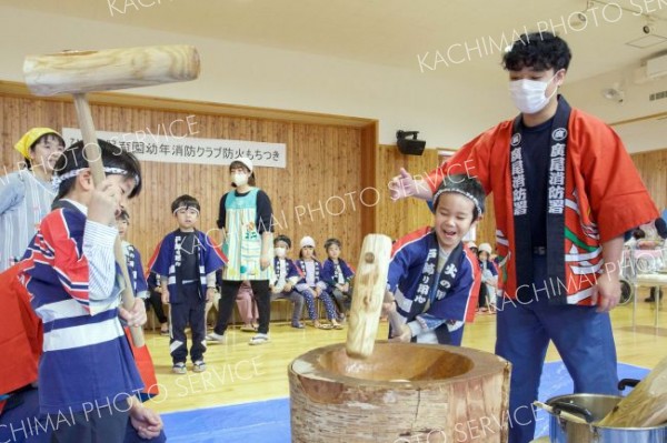 園児の掛け声できね振るう　認定こども園ひろお保育園「防火もちつき」