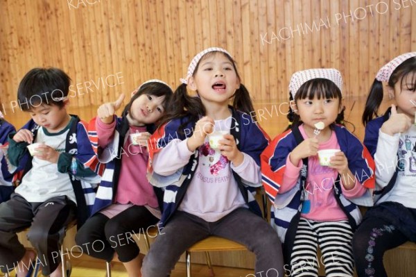 つきたてのもちを味見する子どもたち