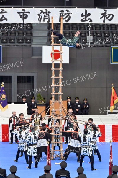 はしご乗りを披露する鳶職人ら（６日午前１１時半ごろ、よつ葉アリーナ十勝で。須貝拓也撮影）