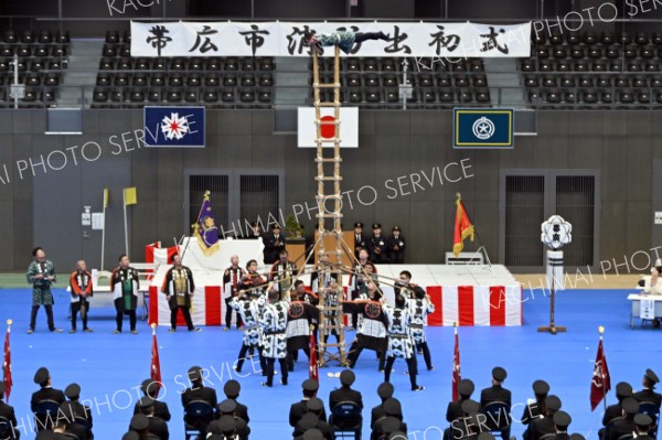 はしご乗りを披露する鳶職人ら（６日午前１１時半ごろ、よつ葉アリーナ十勝で。須貝拓也撮影）