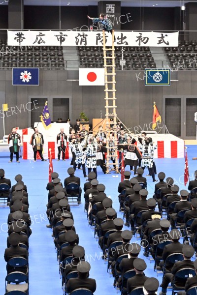 はしご乗りを披露する鳶職人ら（６日午前１１時半ごろ、よつ葉アリーナ十勝で。須貝拓也撮影）