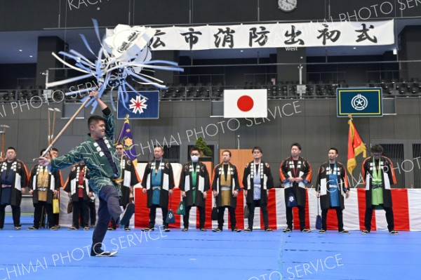 まとい降りを披露する鳶職人（６日午前１１時２０分ごろ、よつ葉アリーナ十勝で。須貝拓也撮影）