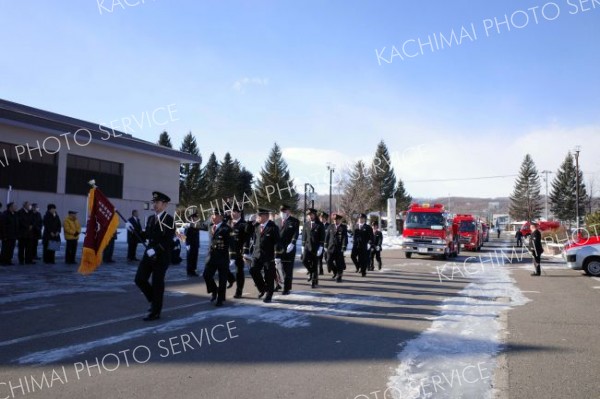 消防車両とともに分列行進　足寄消防団が出初め式