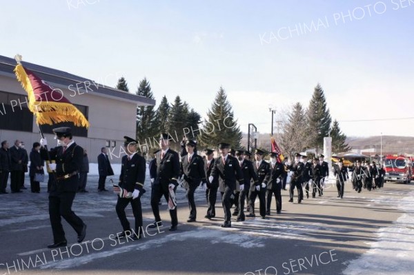 第１～５分団の団員らで分列行進した