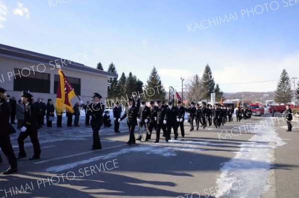 第１～５分団の団員らで分列行進した