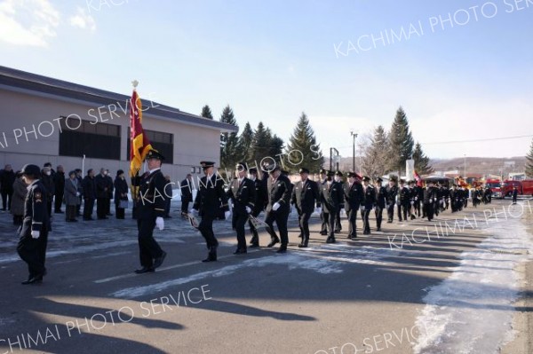第１～５分団の団員らで分列行進した