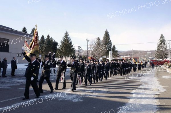 第１～５分団の団員らで分列行進した