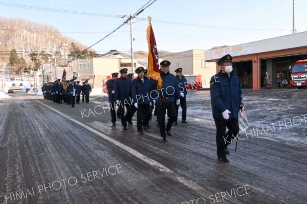 団員５６人で町内を分列行進した