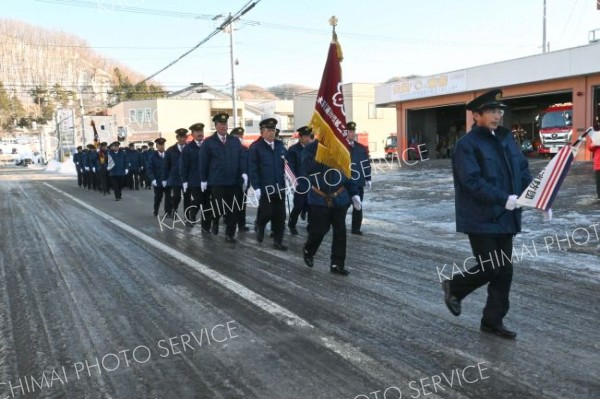 団員５６人で町内を分列行進した