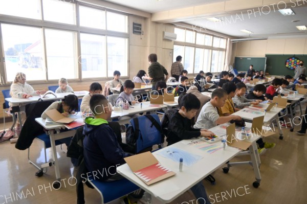 緑丘小で冬休み工作教室　子どもたち大にぎわい