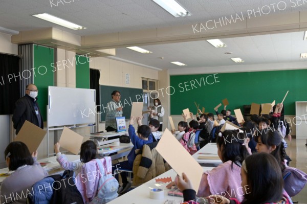 緑丘小で冬休み工作教室　子どもたち大にぎわい 3