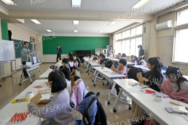 緑丘小で冬休み工作教室　子どもたち大にぎわい 4