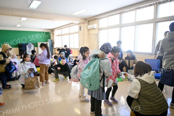 緑丘小で冬休み工作教室　子どもたち大にぎわい 5