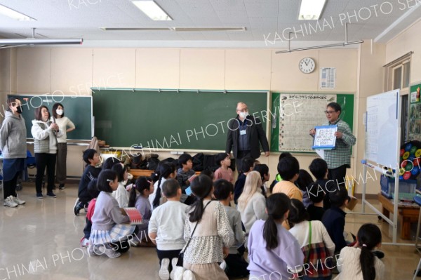 市児童会館の職員によるクイズで学ぶ子どもたち