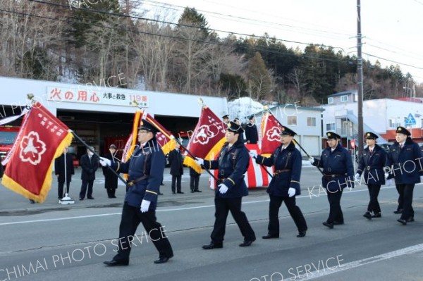 える夢館まで分列行進する団員