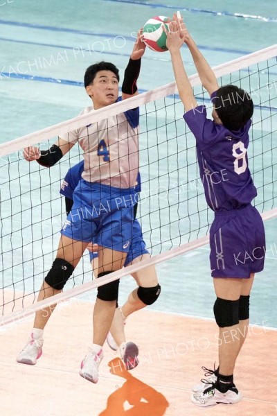 【男子２回戦・東海大札幌―東洋】第１セット、ネット際で競り合う東海大札幌