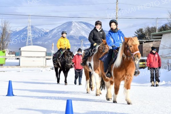 新年最初の乗馬を楽しむ子どもたち