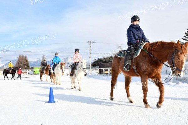 新年最初の乗馬を楽しむ子どもたち