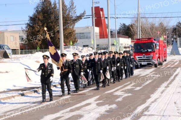 分列行進で士気を高めた屈足消防団