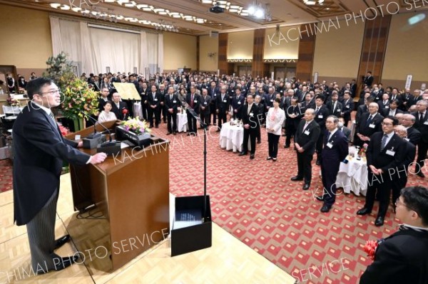 十勝さらなる前進を　十勝毎日新聞グループ年賀会