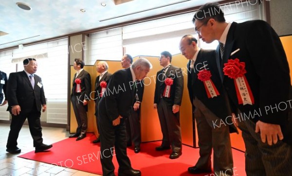 来賓を迎え入れる