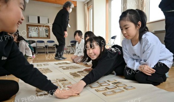 明星小地区で恒例「下の句カルタ教室」開催