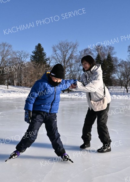 転倒しながらも懸命に練習する子ども（６日、帯広市の緑ケ丘公園市民リンクで。塩原真撮影）