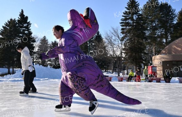 氷河期到来ー。寒さに耐える恐竜と思いきや、かぶり物の中はぽかぽか（６日、帯広市の緑ケ丘公園市民リンクで。塩原真撮影）