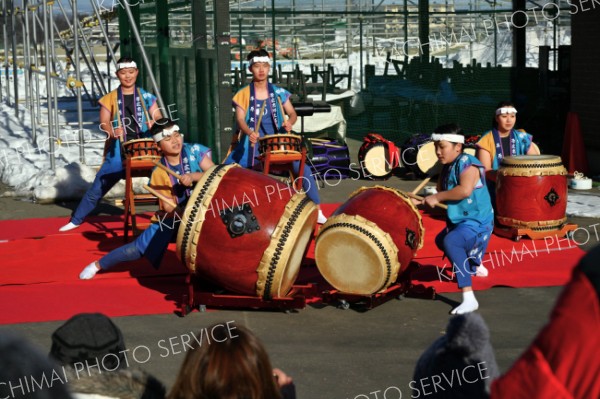 今年も威勢よく―。ばんえい競馬の正月開催で、和太鼓の演奏を披露する帯広市郷土芸能平原太鼓のメンバー（２日、帯広競馬場で。金野和彦撮影）