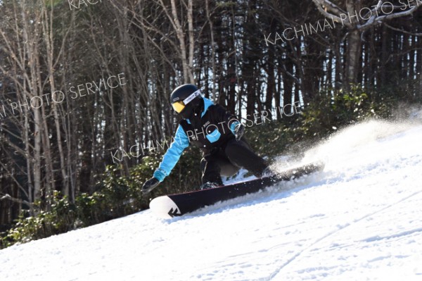 サホロスキー場の斜面を滑走するスノーボーダー