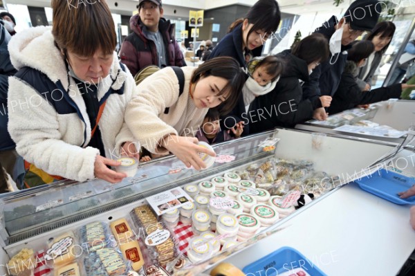お目当ての乳製品探しに　今年も「ミルク＆ナチュラルチーズフェア」 １１日まで